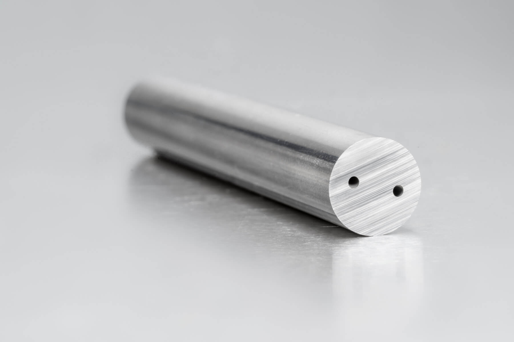 Een hardmetalen staaf met 2 koelkanalen