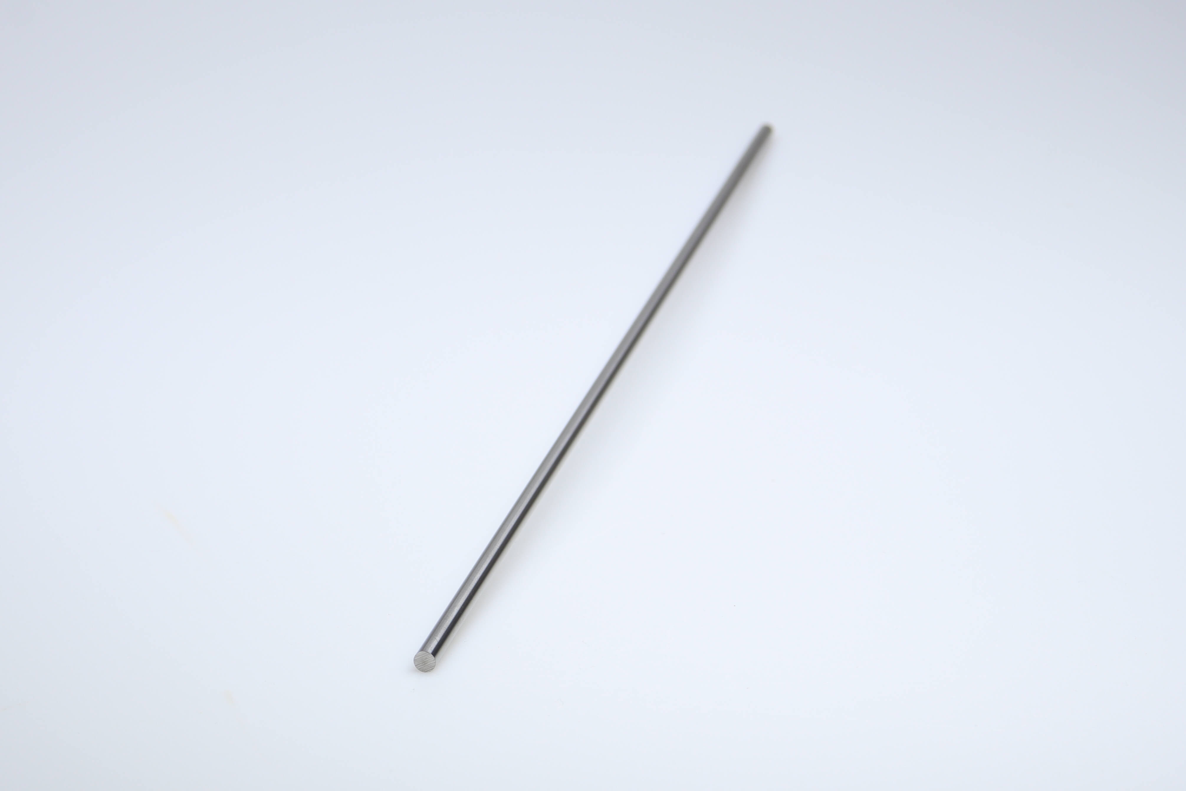 Een lange hardmetalen staaf van 330 mm