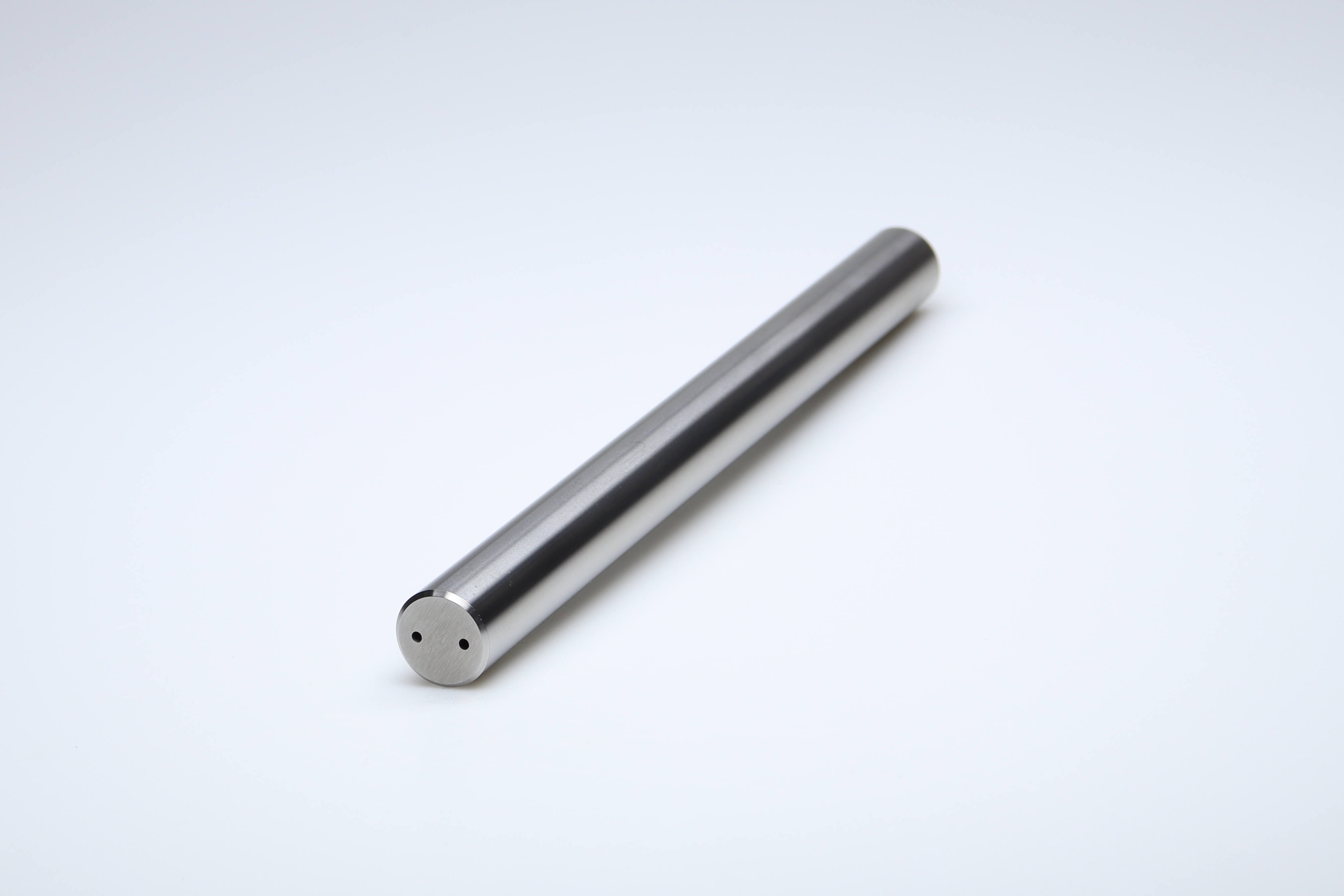 Productfoto van een hardmetalen staaf met 2 koelkanalen