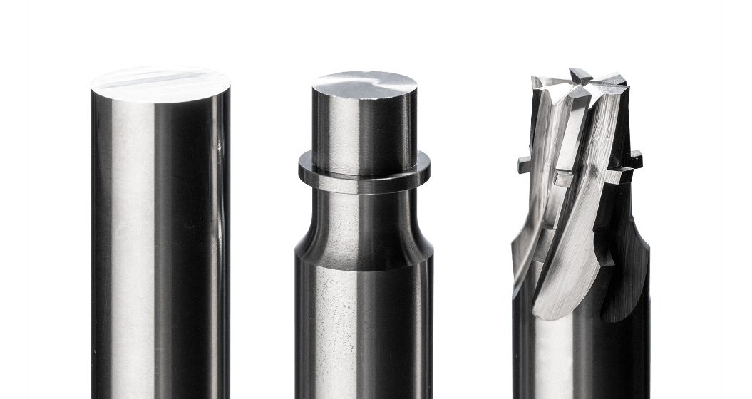 Een hardmetalen staaf, voorbewerkte staaf en het gereedschap