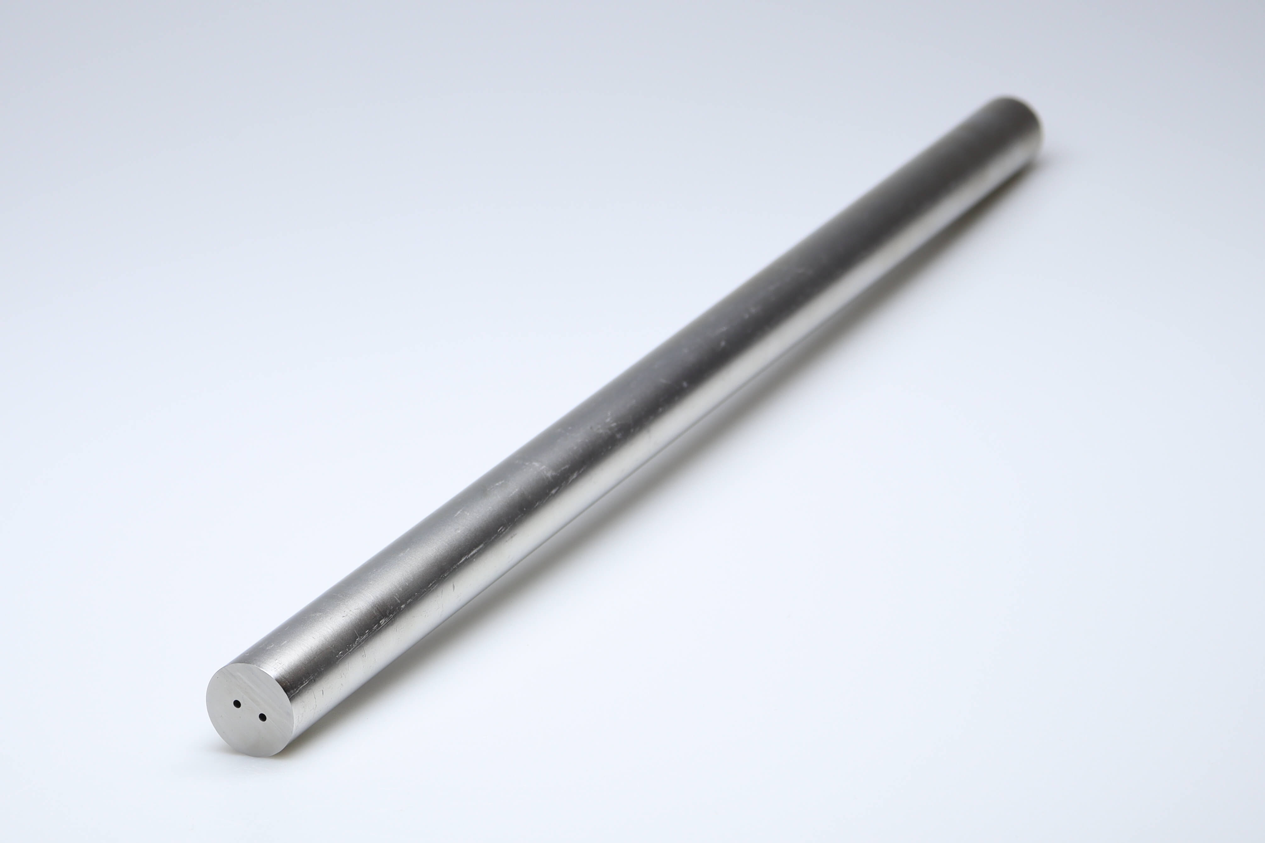 Een ongeslepen hardmetalen staaf met 2 koelkanalen