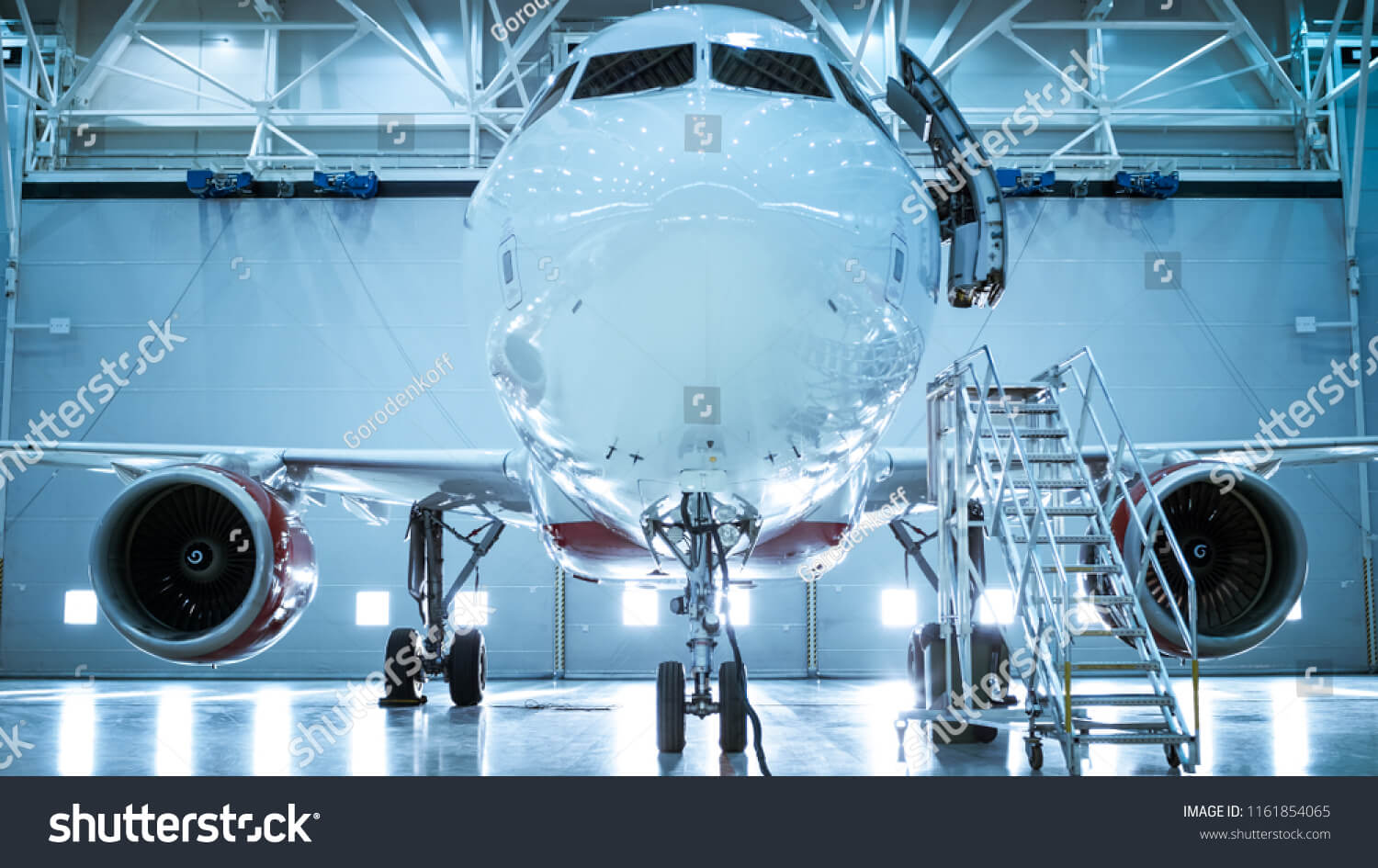 Un aereo in un hangar