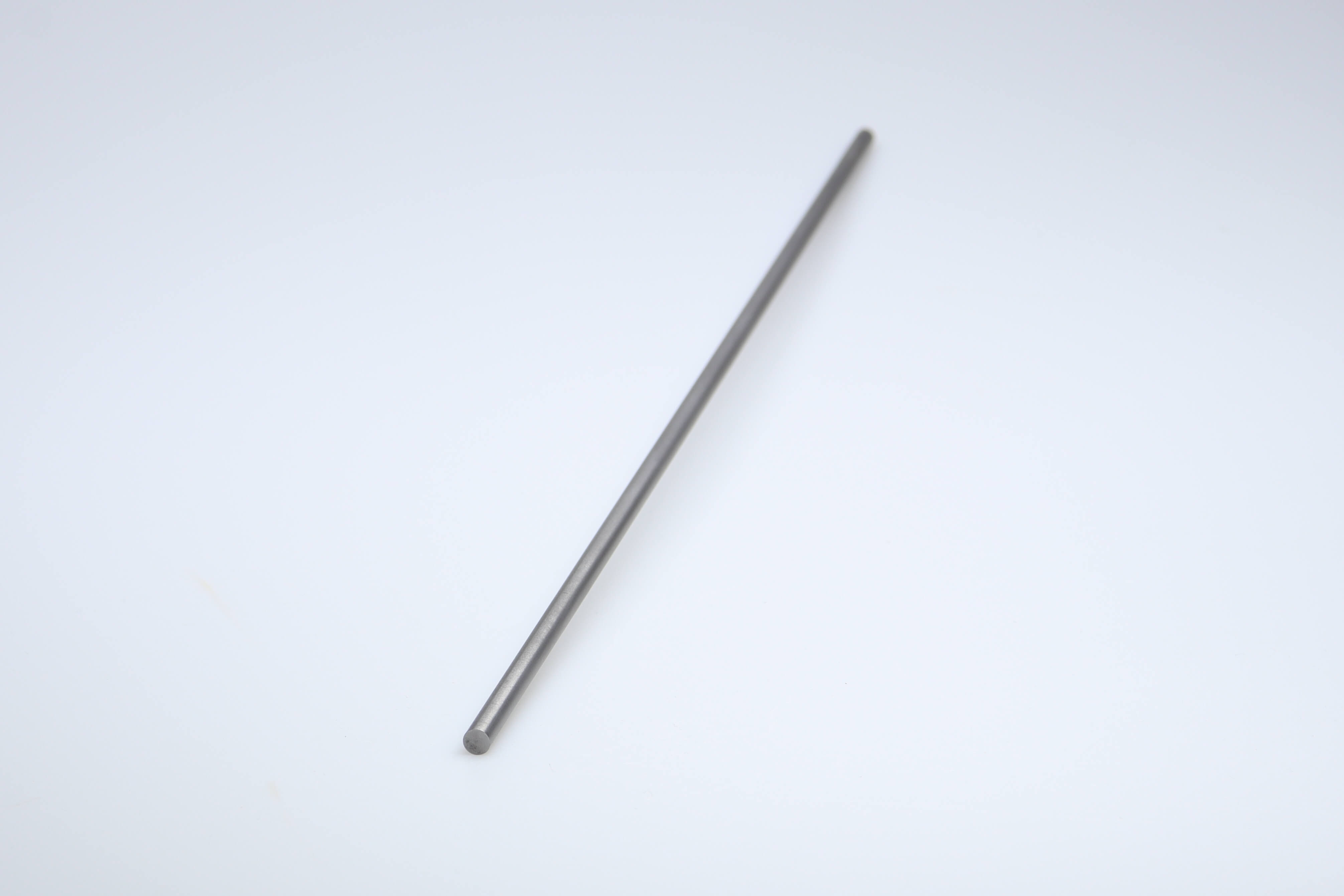 Een ongeslepen hardmetalen staaf van 330 mm lang