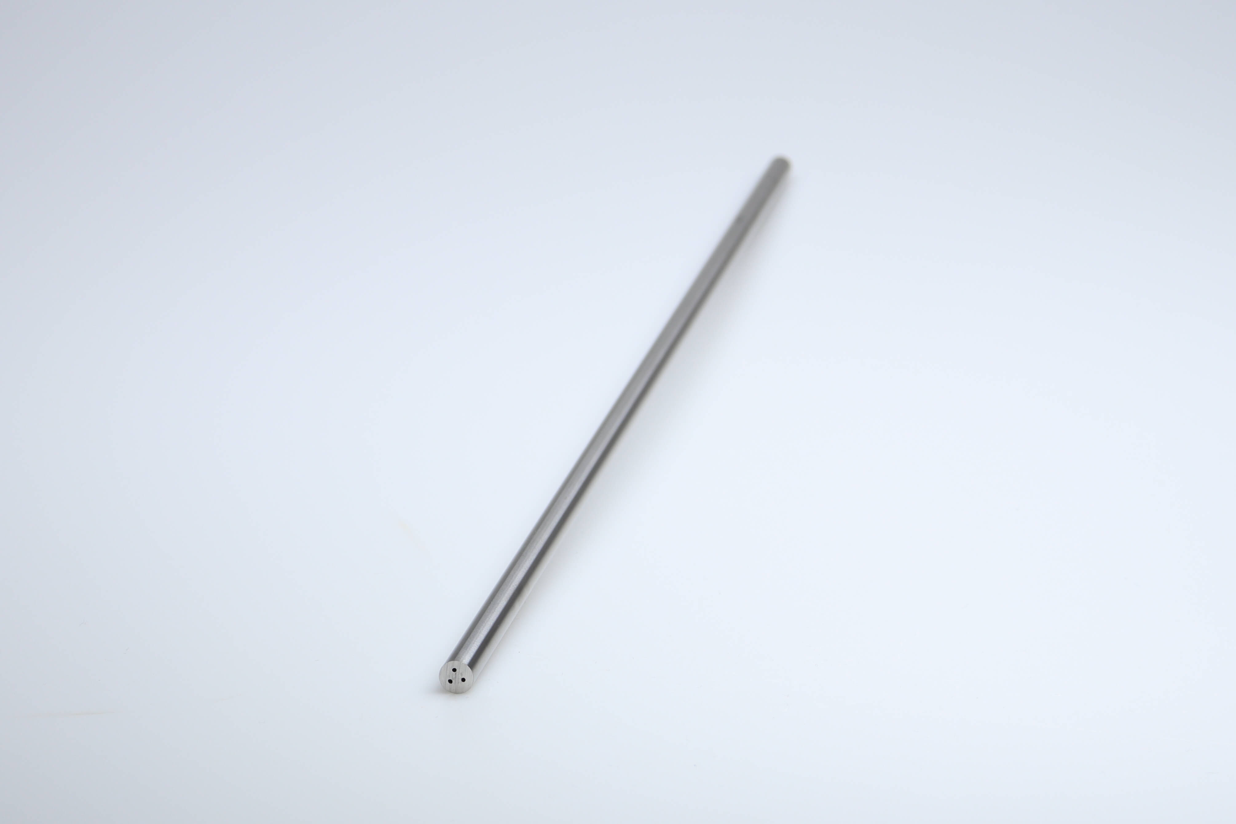 Een lange hardmetalen staaf van 330 mm met 3 koelkanalen