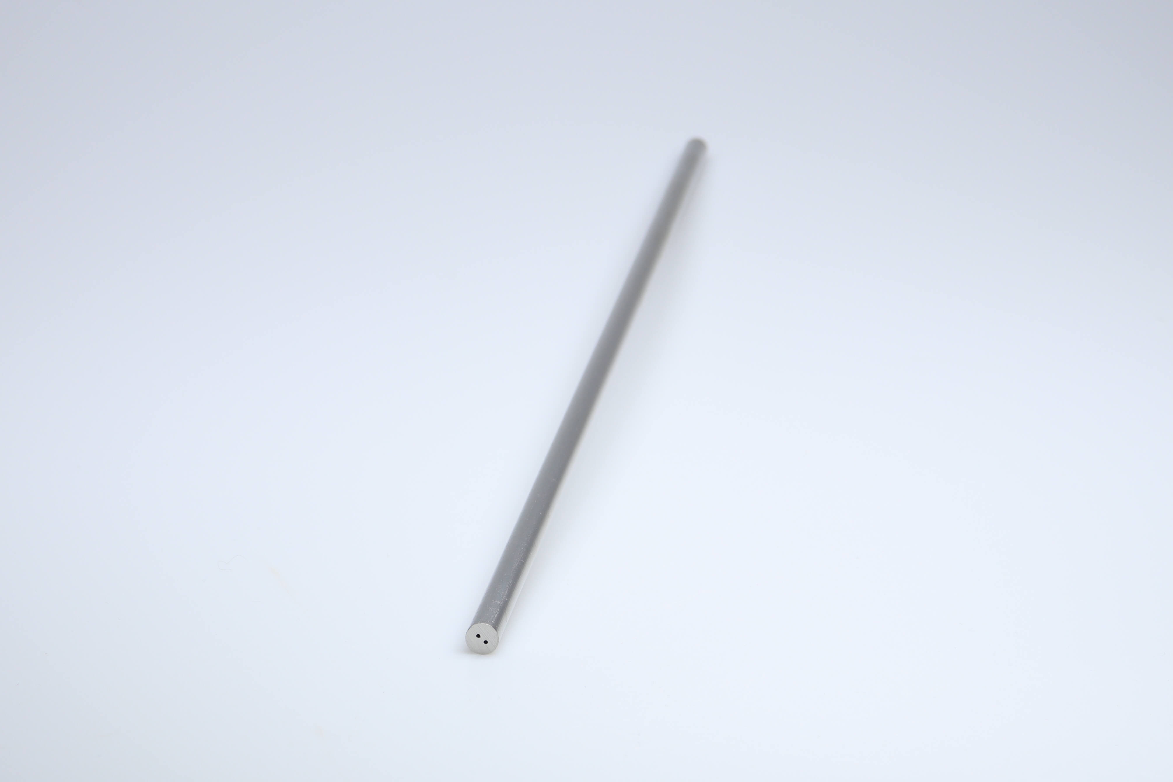 Een ongeslepen hardmetalen staaf met 2 koelkanalen