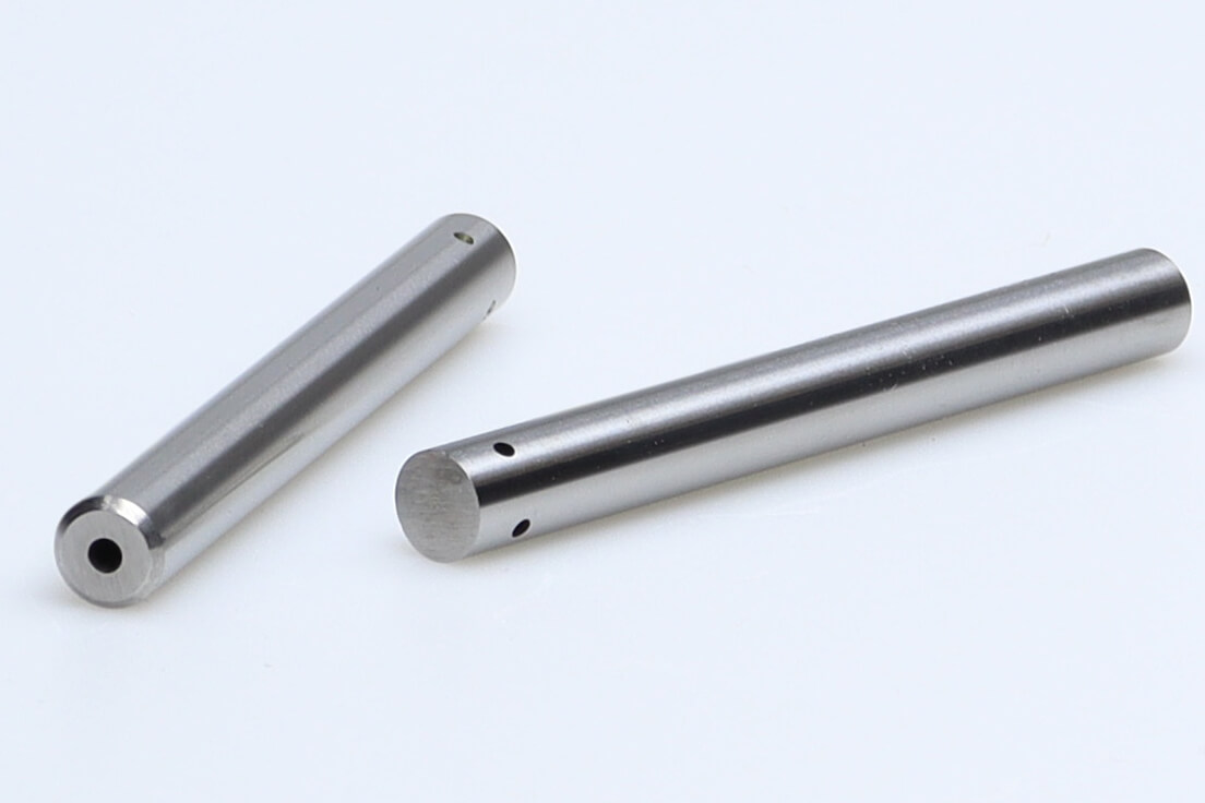 Productfoto van een hardmetalen staaf met 1 centraal koelkanaal en meerdere Y-exits