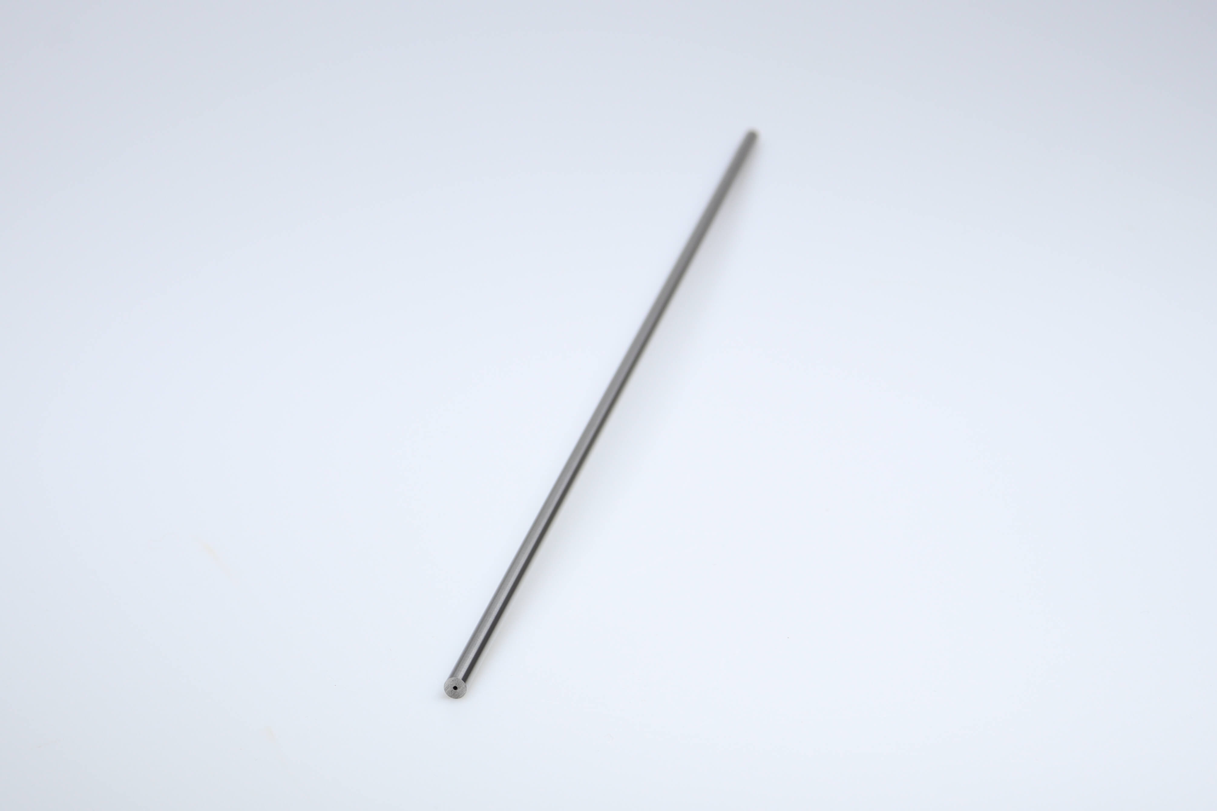 Een lange hardmetalen staaf van 330 mm met 1 centraal koelkanaal