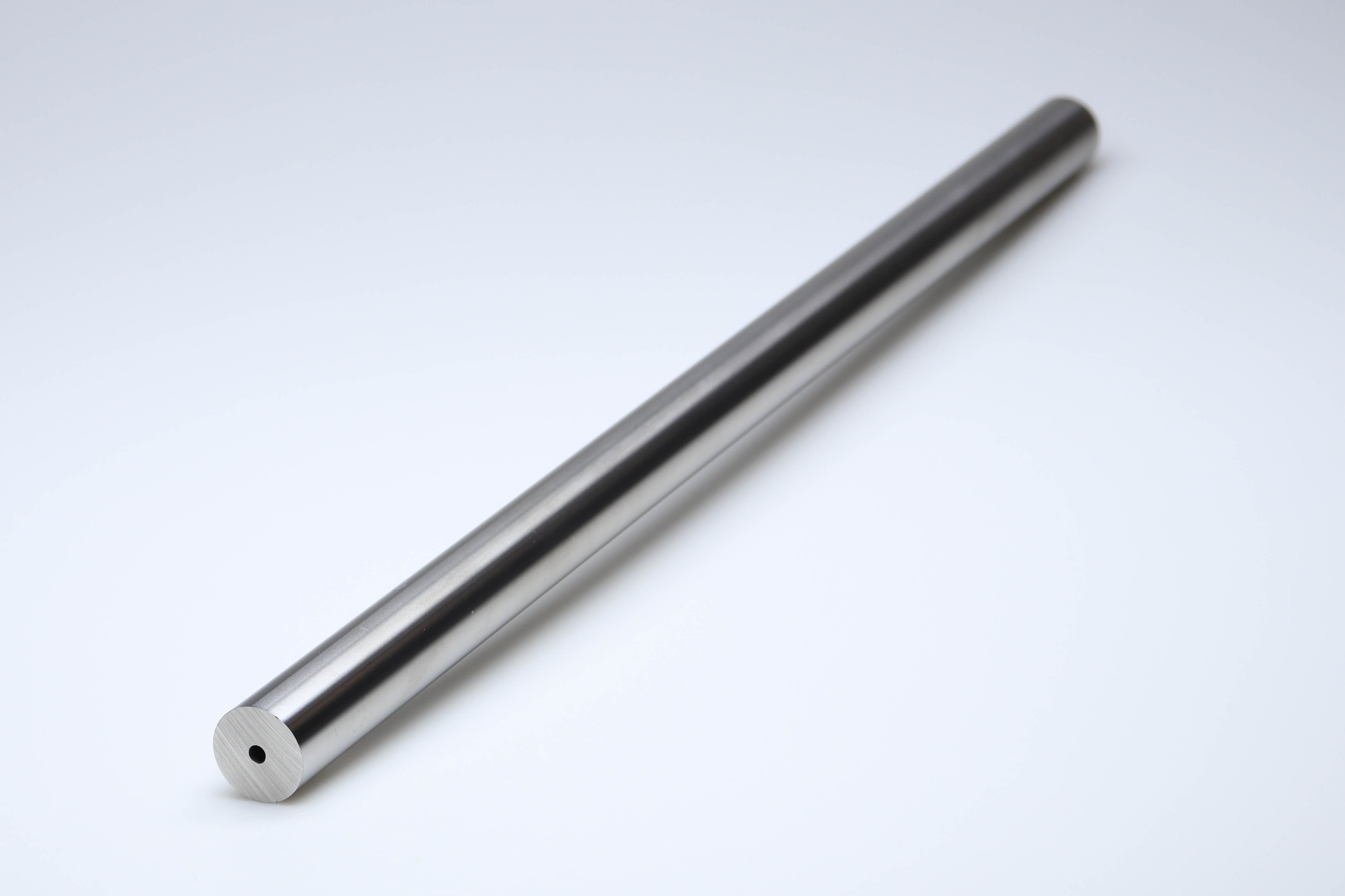 Een lange hardmetalen staaf van 330 mm met een centraal koelkanaal