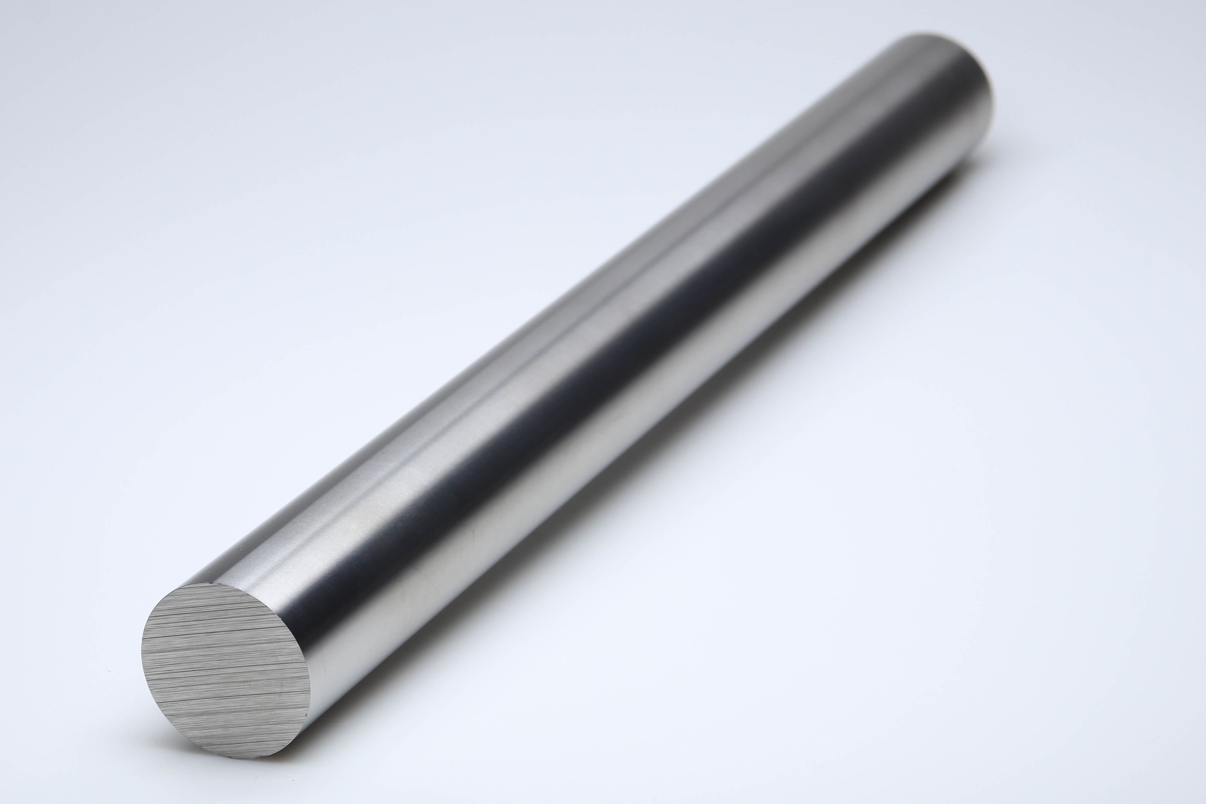 Een lange hardmetalen staaf met een lengte van 330 mm