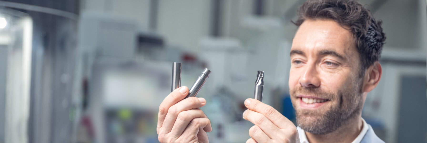 Een hardmetalen staaf, voorgeslepen staaf en het gereedschap wordt getoond