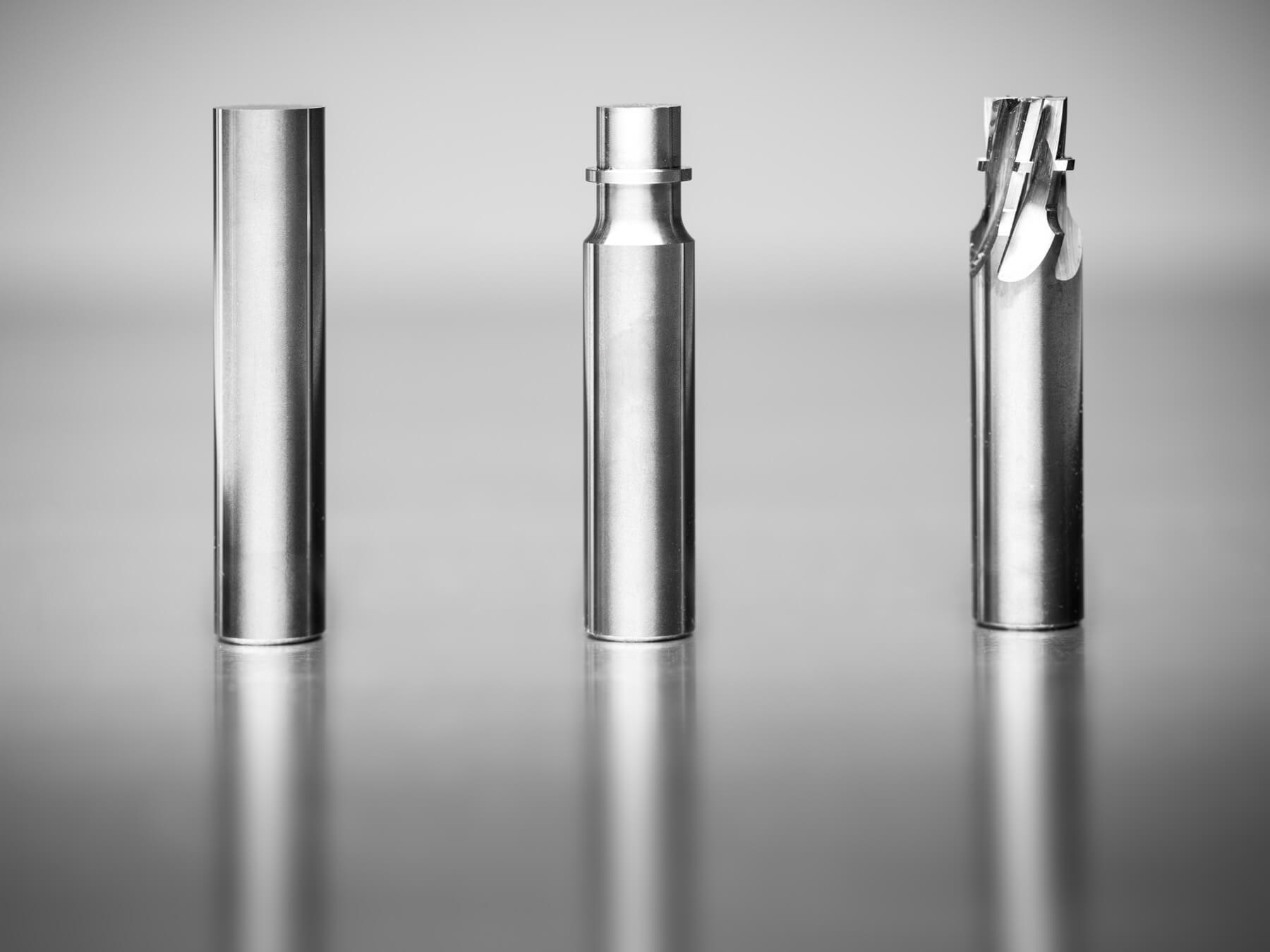 Een hardmetalen staaf, voorbewerkte staaf en het gereedschap