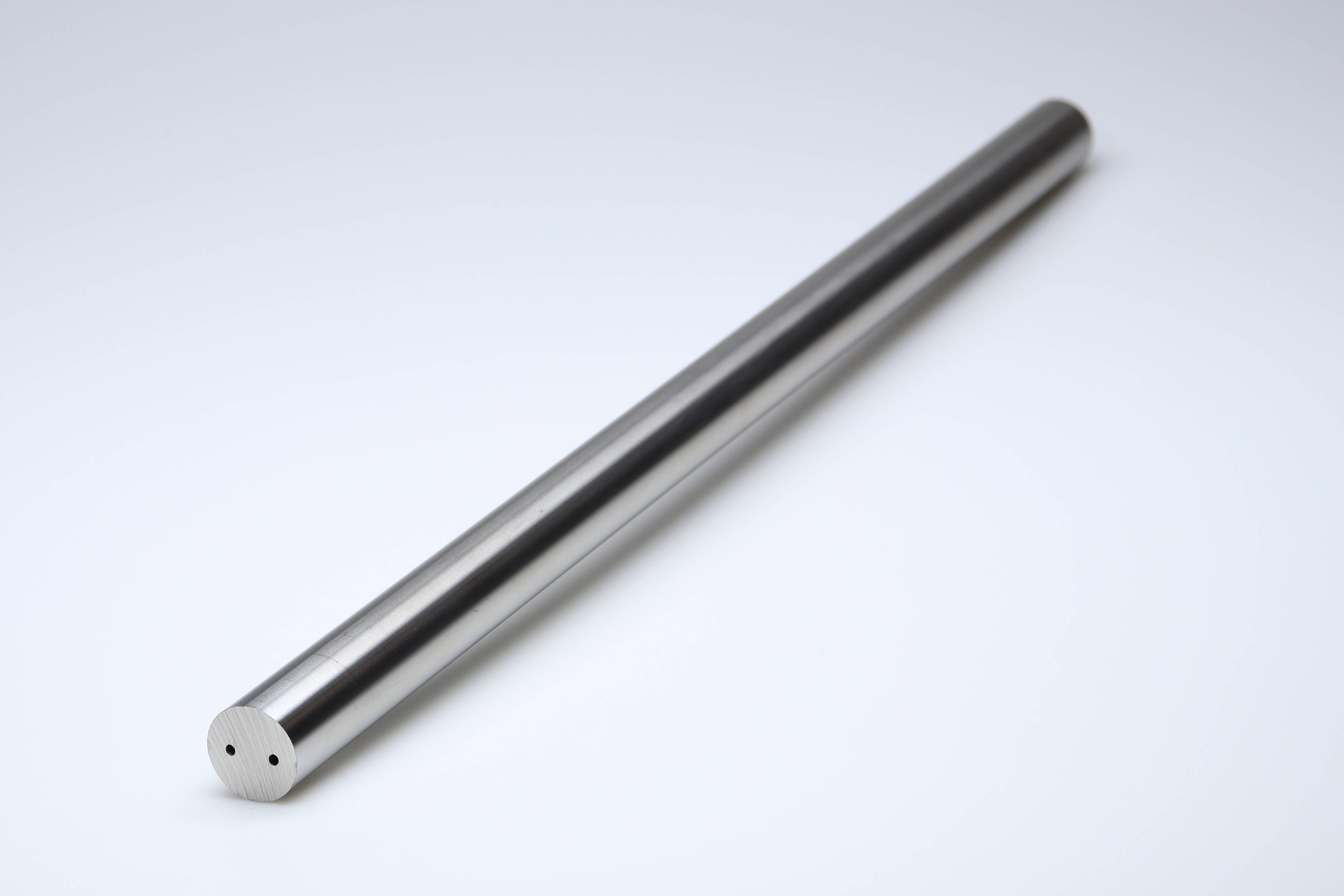 Een lange hardmetalen staaf van 330 mm met 2 koelkanalen