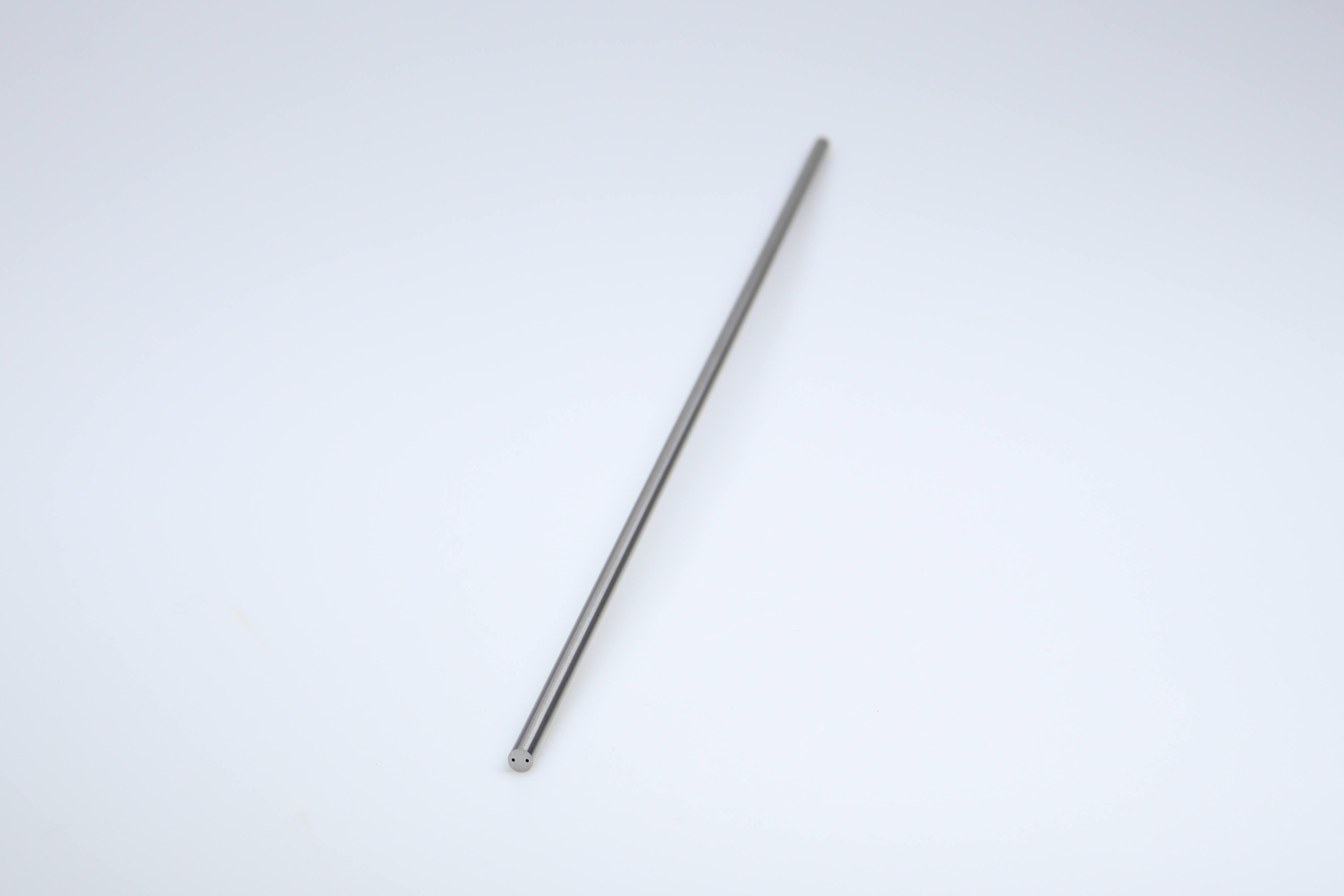 Een lange hardmetalen staaf van 330 mm met 2 koelkanalen