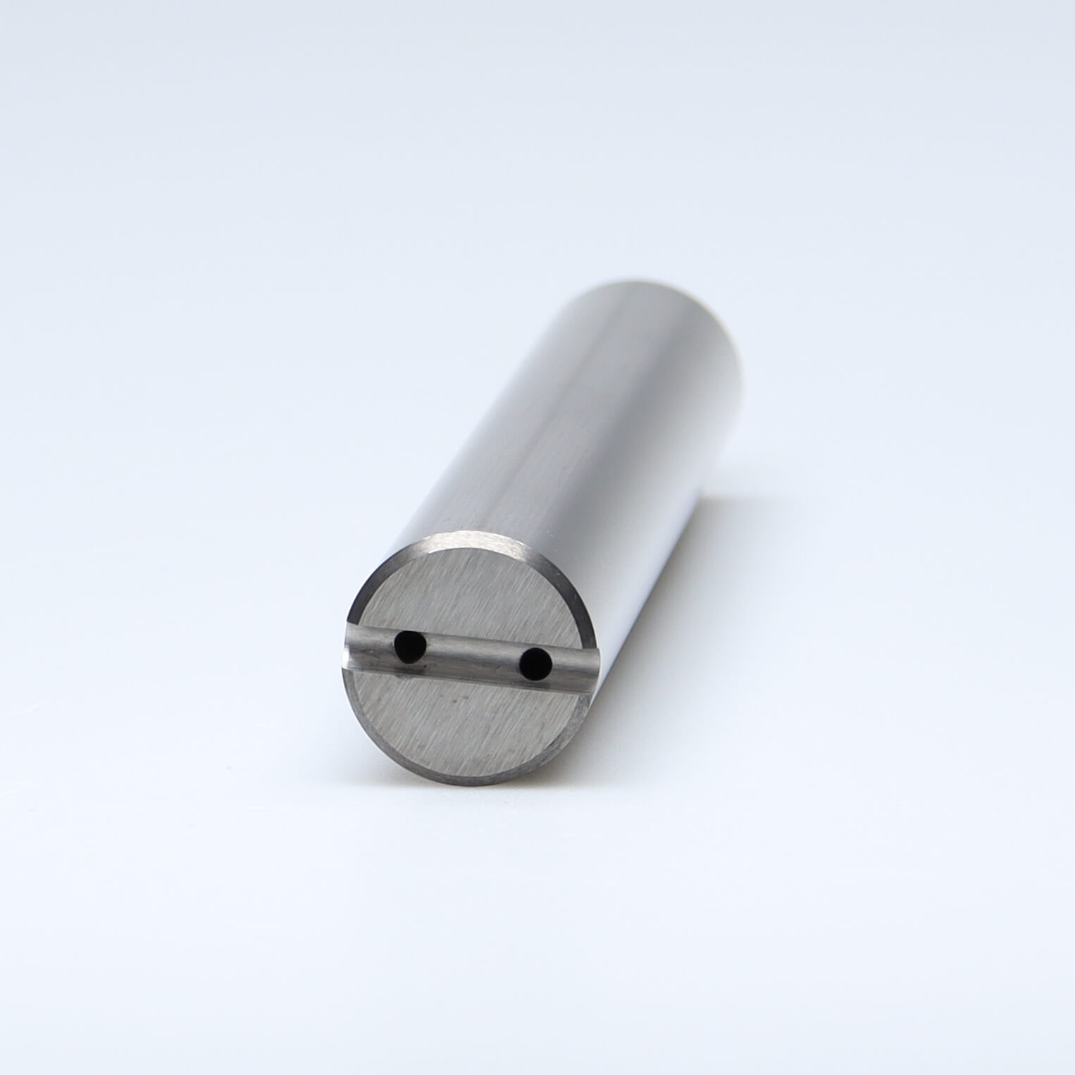 Een hardmetalen staaf met 2 koelkanalen en koelkanaalverbinder