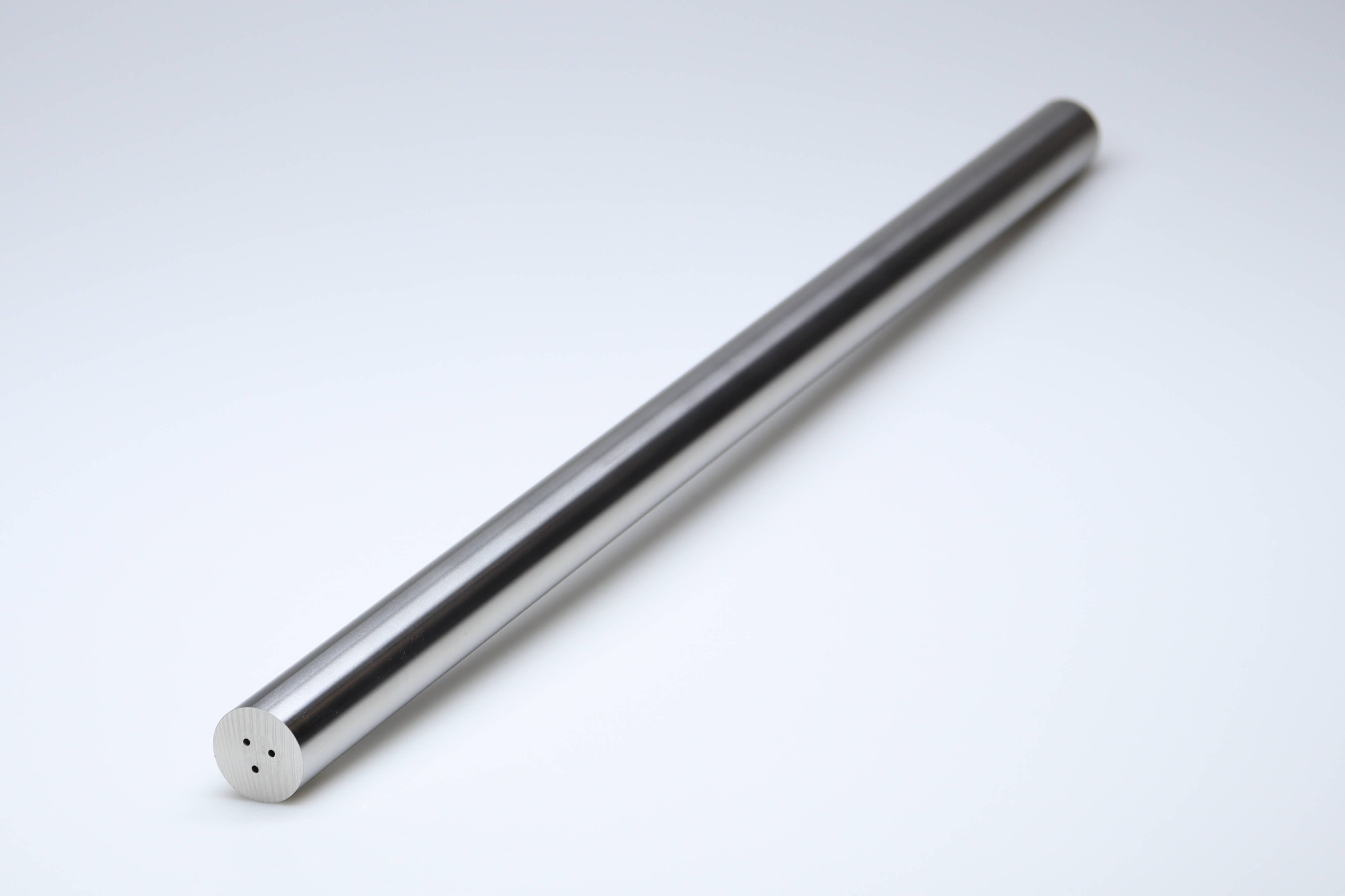 Een lange hardmetalen staaf van 330 mm met 3 koelkanalen