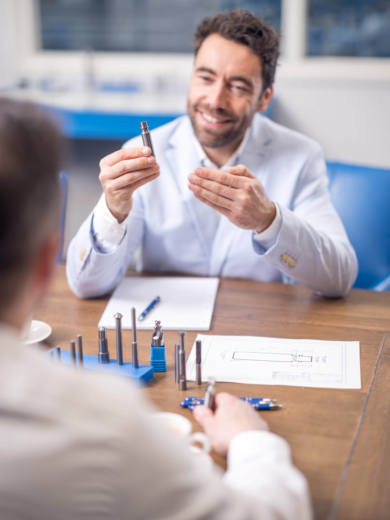 Una barra di metallo duro e il suo disegno sono mostrati